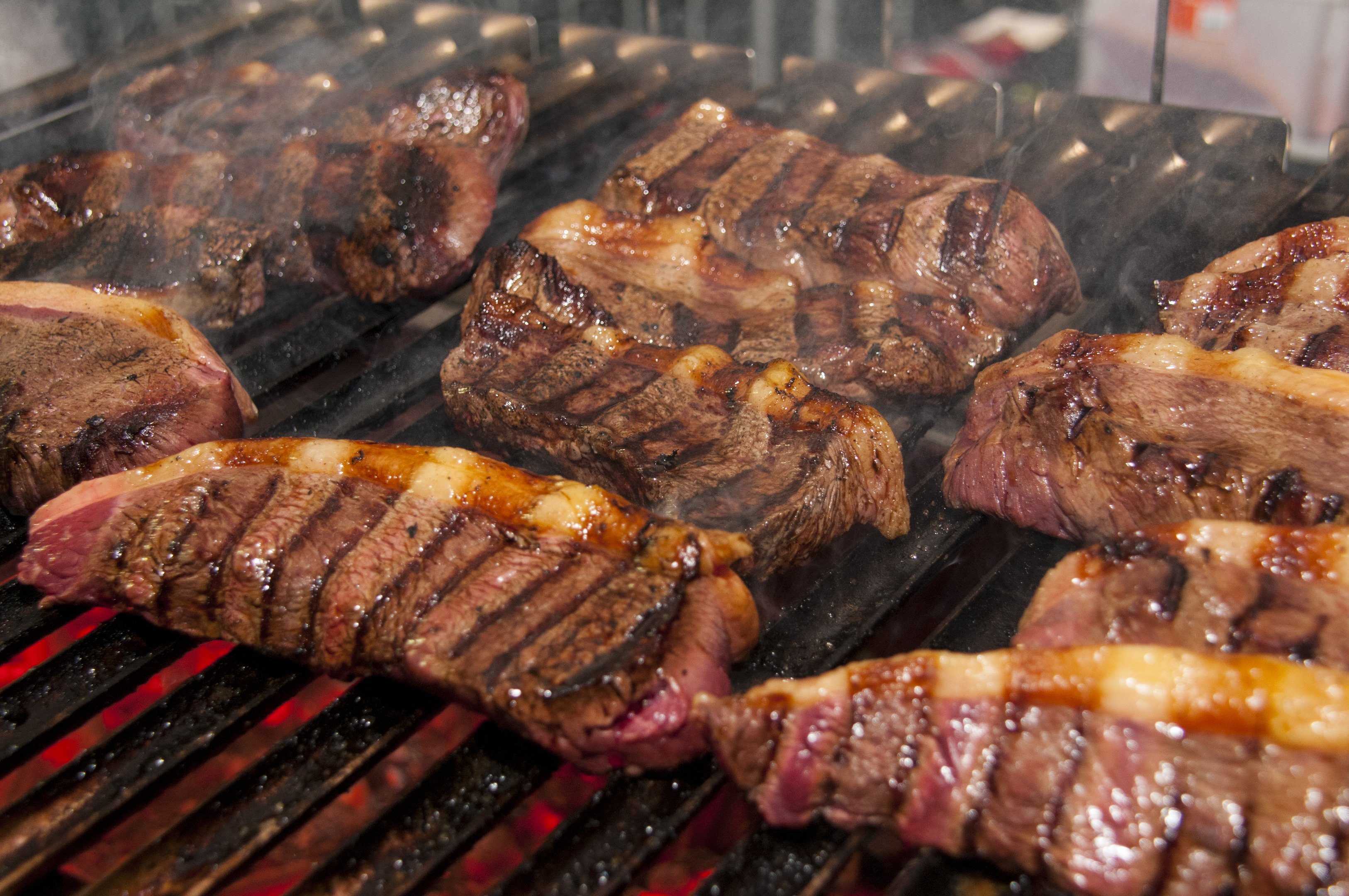 Festival no Rio reúne fogo de chão, parrilla e até workshop de desossa