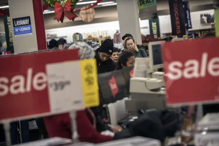 Black Friday: assustados com os tiros, muitos compradores tentaram deixar o local correndo e se esconder nas lojas (Victor J. Blue/Bloomberg/Bloomberg)