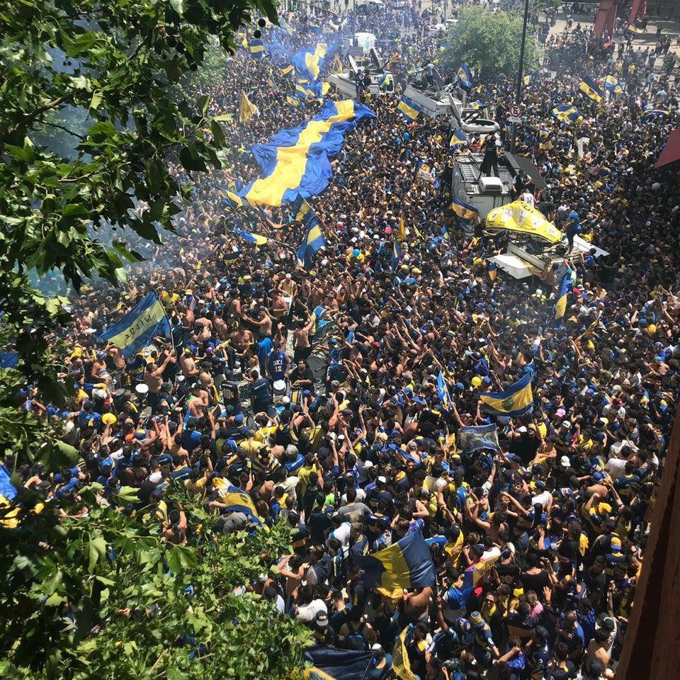 Ônibus com jogadores do Boca é atacado na entrada do Monumental de Nuñez