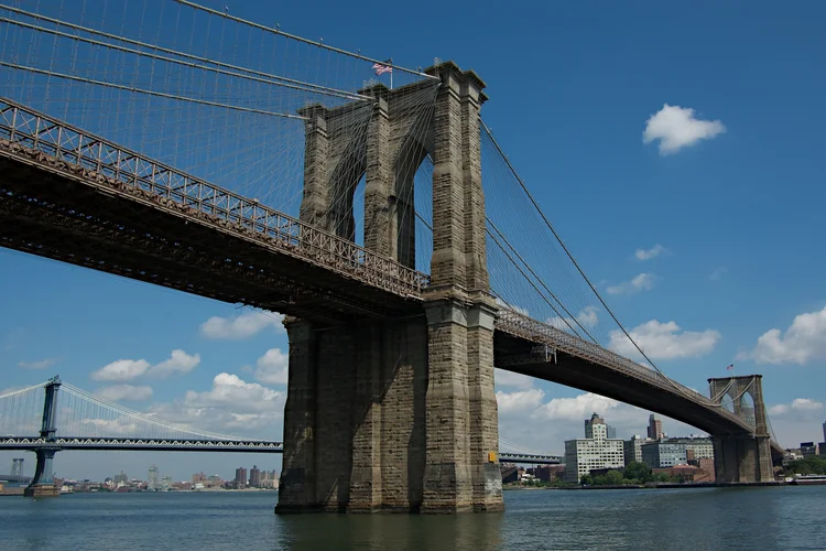 Vista da ponte do Brooklyn a partir da ilha de Manhattan (Tiago Fioreze/Wikimedia Commons)