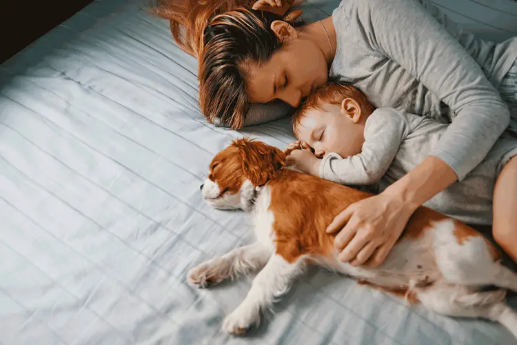 Mães passam duas vezes mais tempo cuidando dos filhos que os pais, o que tem efeitos no sono (DaniloAndjus/Getty Images)