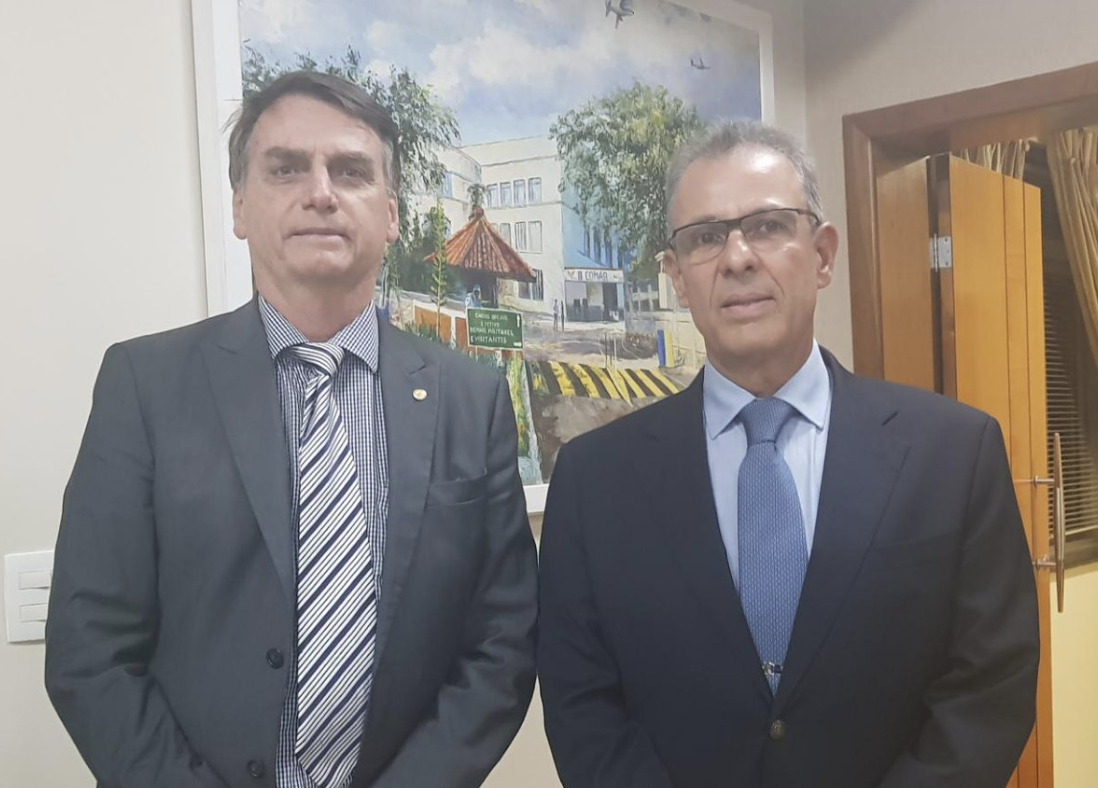 Bolsonaro indica almirante Bento para ministério de Minas e Energia