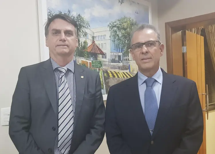 Jair Bolsonaro ao lado de Bento Costa Lima Leite de Albuquerque Junior, futuro ministro de Minas e Energia (Twitter/Reprodução)