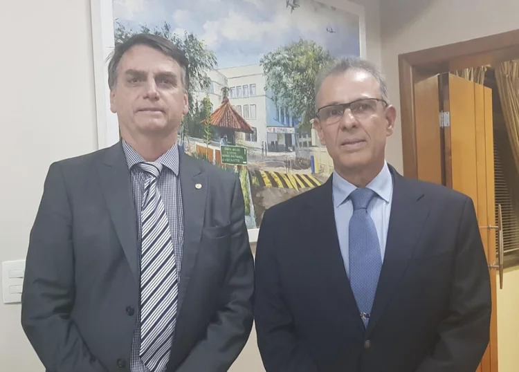 Jair Bolsonaro ao lado de Bento Costa Lima Leite de Albuquerque Junior, futuro ministro de Minas e Energia (Twitter/Reprodução)