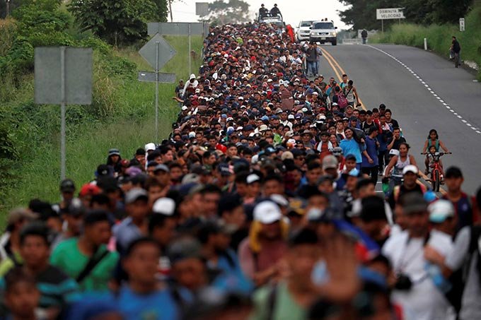 Caravana de imigrantes centro-americanos caminha rumo aos Estados Unidos e enfureceu Donald Trump (Carlos Garcia Rawlins/Reuters)