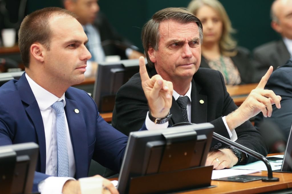 Eduardo e Jair Bolsonaro: presidente afirmou lamentar a fala do filho (Fabio Rodrigues Pozzebom/Agência Brasil)