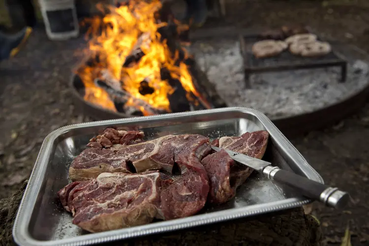 Bifes de carne bovina em fazenda em San Antonio de Areco, na Argentina: carne de laboratório pode ser semelhante? (Victor J. Blue/Bloomberg)