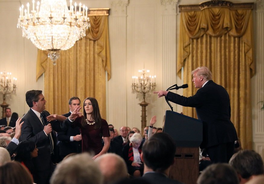 Donald Trump e Jim Acosta na Casa Branca: decisão reverte uma carta da Casa Branca em que afirmava que a credencial de Acosta poderia ser revogada novamente (Jonathan Ernst/Reuters)