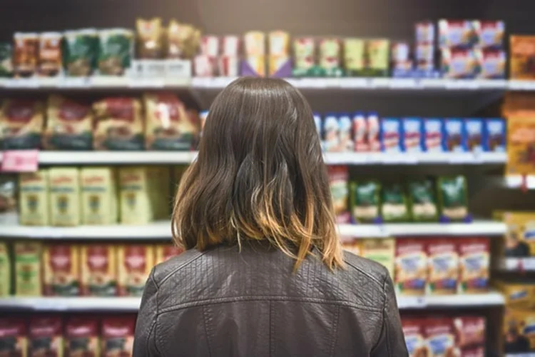 Sondagem do Consumidor coletou informações de 1.823 domicílios em sete capitais, com entrevistas entre os dias 1º e 23 de março (PeopleImages/Getty Images)