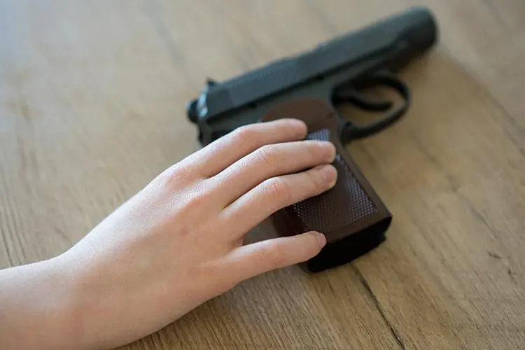 Criança com arma de fogo. (DmitriMaruta/Getty Images)