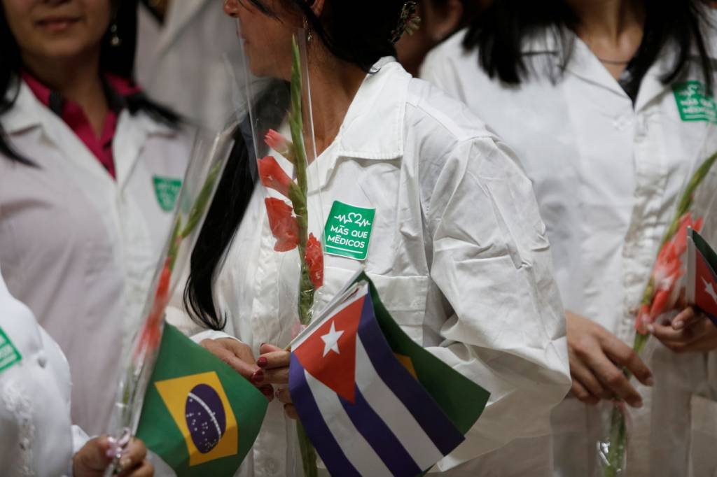 Mais Médicos: profissionais de Cuba que atuaram programa vão poder solicitar residência no Brasil (Fernando Medina/Reuters)