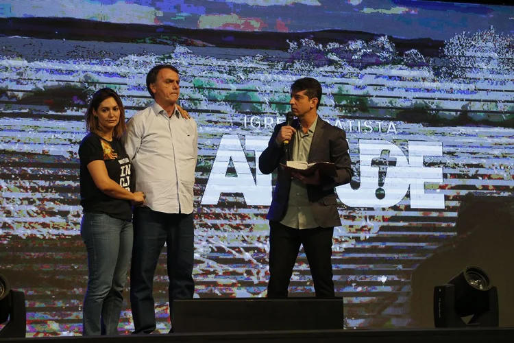 O presidente eleito Jair Bolsonaro (PSL) participa de culto na Igreja Batista Atitude ao lado da esposa, Michelle Bolsonaro, no Rio de Janeiro (Fernando Frazão/Agência Brasil)
