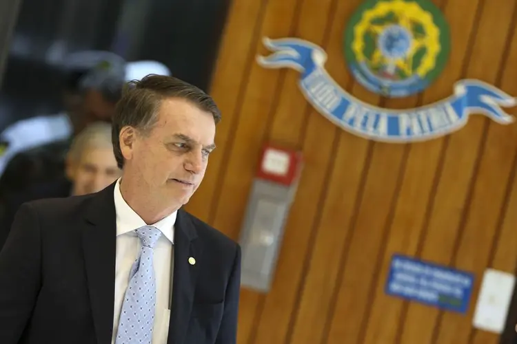 O Presidente eleito Jair Bolsonaro, fala com a imprensa após reunião com os futuros comandantes das Forças Armadas, no Comando da Marinha, em Brasília. (Marcelo Camargo/Agência Brasil)