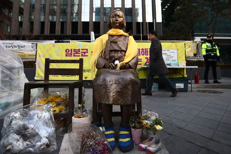 Estátua representando as mulheres que foram usadas de escravas sexuais pelo exército japonês na guerra (Valery Sharifulin\TASS/Getty Images)