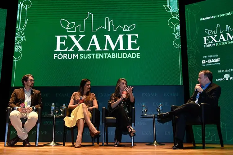 Emiliano Graziano, da Basf, Regina Magalhães, da Schneider Electric, Márcia Massotti, da Enel Brasil e André Lahóz, da revista EXAME debatem sobre propósito corporativo (Germano Lüders/Exame)