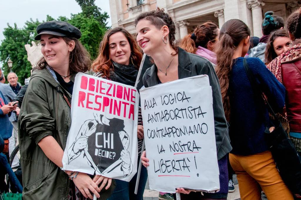 Ginecologistas contrários ao aborto complicam aplicação da lei na Itália