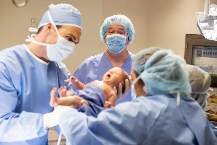 Médico segurando bebê recém-nascido (Justin Lubin/NBC/NBCU/Getty Images)