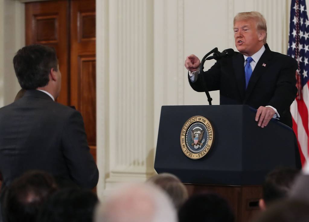 Donald Trump discutindo com o jornalista Jim Acosta: A credencial permanente permite a um grupo seleto de jornalistas entrar e sair livremente da Casa Branca e cobrir o dia a dia do presidente. (Mark Wilson/Getty Images)