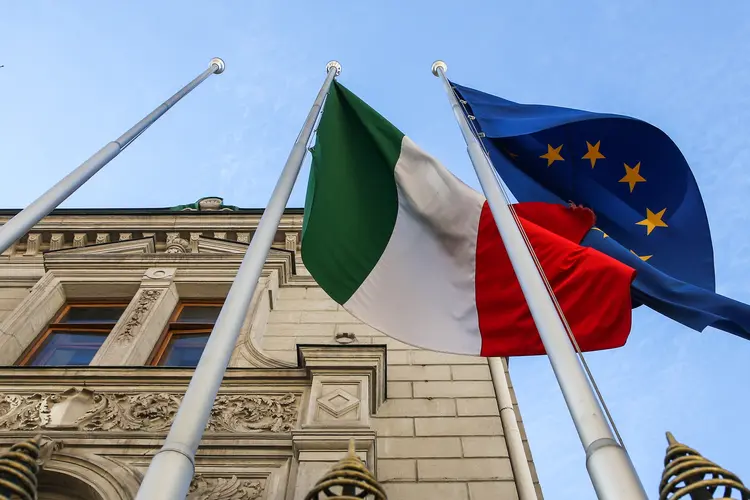 Itália: a Comissão Europeia afirma que o orçamento italiano não permitirá reduzir sua dívida de cerca de 130% do PIB (Alexander Shcherbak/Getty Images)