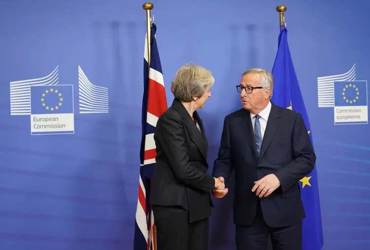 Theresa May e Jean-Claude Juncker: primeira-ministra britânica enfrenta maior desafio do governo em negociações do Brexit (Jasper Juinen/Getty Images)