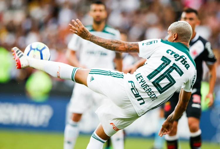 Deyverson, do Palmeiras, chuta bola em partida contra o Vasco da Gama no estádio São Januario (Alexandre Schneider/Getty Images)