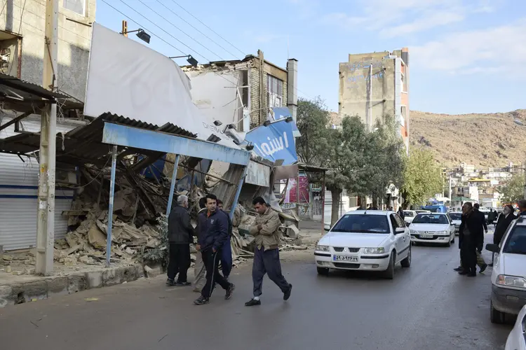 Terremoto: com medo de novos tremores, muitas pessoas passassem a noite nas ruas (Anadolu Agency/Getty Images)