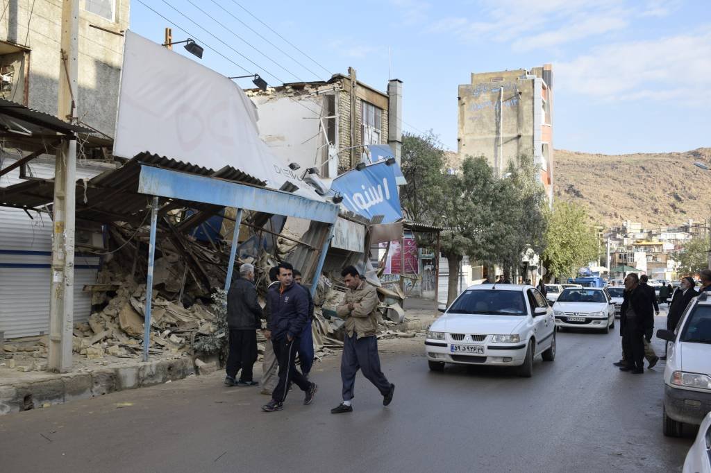 Terremoto deixa mais de 700 feridos no Irã; Rouhani pede ajuda aos feridos