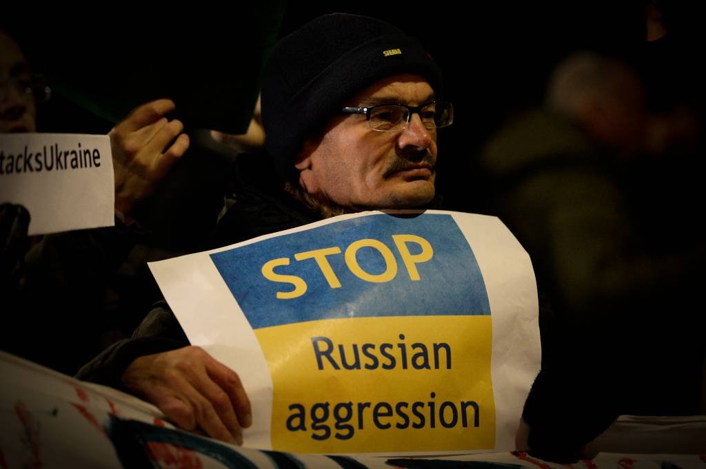 Ucrânia fala de ameaça de invasão russa e impõe lei marcial por 30 dias