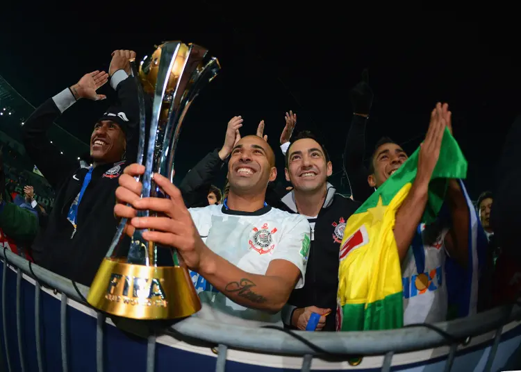 Taça do Mundial de Clubes: presidente do Corinthians afirma que penhora da taça não passa de "ação midiática" (Michael Regan/FIFA/Getty Images)