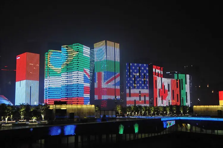 Bandeiras de países do G20: OMC afirma que está fazendo tudo o que pode para ajudar a esfriar a situação e evitar que medidas comprometam o crescimento global (Zhu Yinwei/Getty Images)