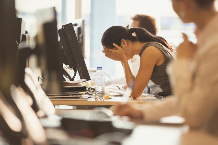 Mulheres são mais comprometidas com o trabalho, mas se sentem mais esgotadas (Caiaimage/Paul Bradbury/Getty Images)