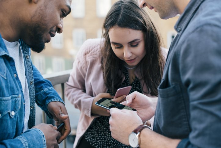 Uso de celular com cabeça inclinada pode causar lesão na cervical