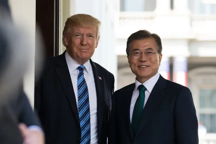 Trump e Moon Jae-in: apesar da suspensão de manobras maiores, os dois países mantiveram exercícios de pequena escala (Cheriss May/Getty Images)
