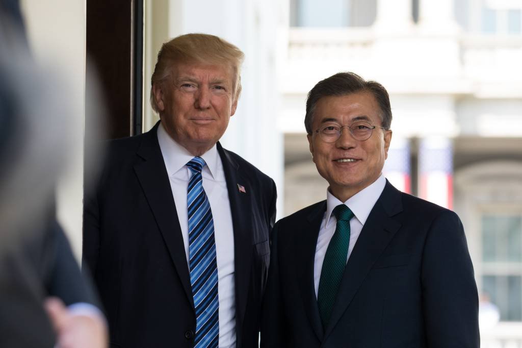 Trump e Moon debatem relação com Coreia do Norte após teste com armas