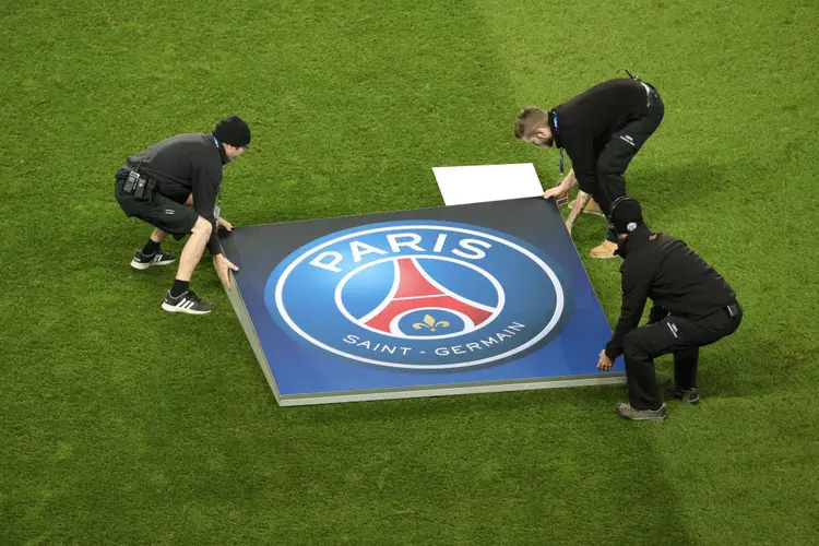 Imagem da bandeira do PSG: O clube francês está sendo investigado a partir do vazamento de informações do site "Football Leaks" (Xavier Laine/Getty Images)