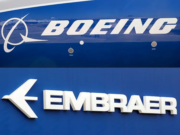Logos das companhias aéreas Boeing (EUA) e Embraer (Brasil), que devem se fundir  (Eric Piermont/Getty Images)