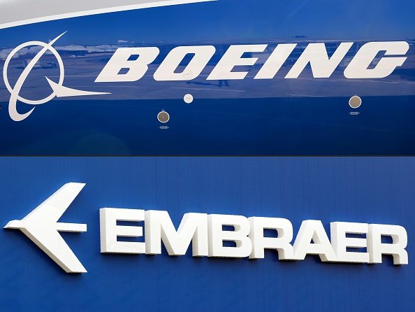 Logos de Embraer e Boeing: Fazenda aprova acordo entre empresas (Eric Piermont/Getty Images)