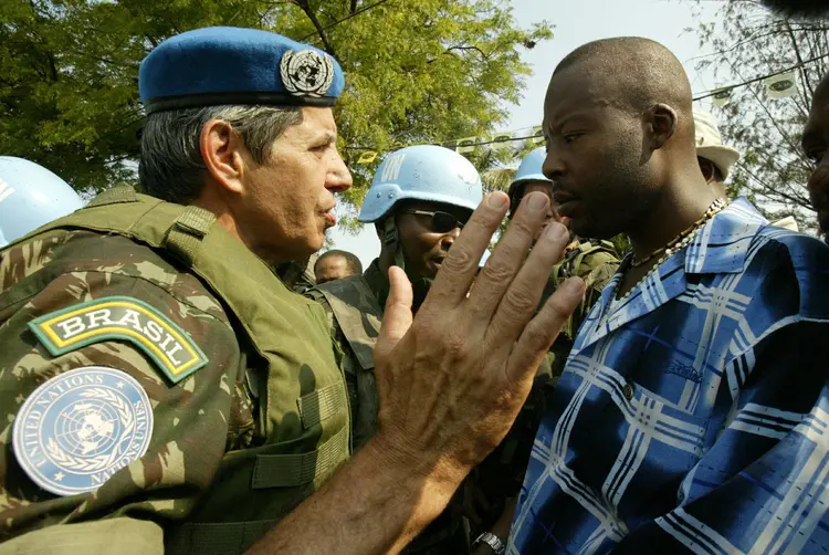 Augusto Heleno: o general fala com líder de grupo de apoiadores do ex-presidente haitiano Jean-Bertrand Aristide sobre a rota que uma manifestação deveria tomar em 29 de março de 2005  (Daniel Morel/Reuters)