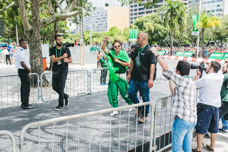 Felipe Massa veste bandeira do Brasil e acena ao público em evento da Heineken no Rio (Lucas Sá/Heineken/Divulgação)