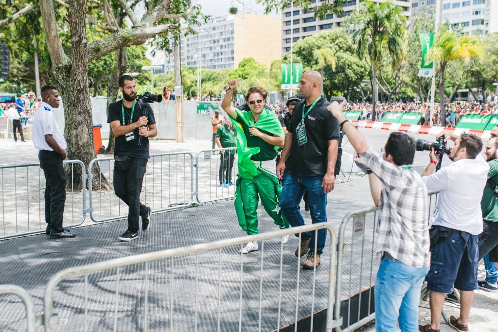 Felipe Massa pilota uma Williams nas ruas do Rio e emociona fãs da F-1