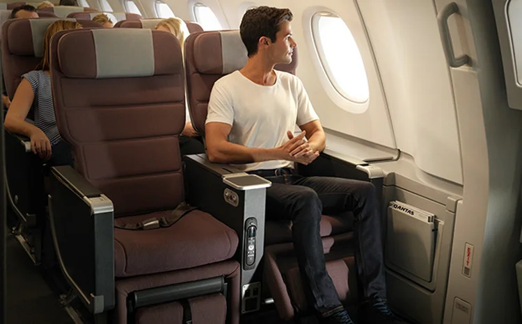 Assento da classe econômica premium, da Qantas: categoria de bilhetes também oferece atendimento mais personalizado (Qantas/Divulgação)