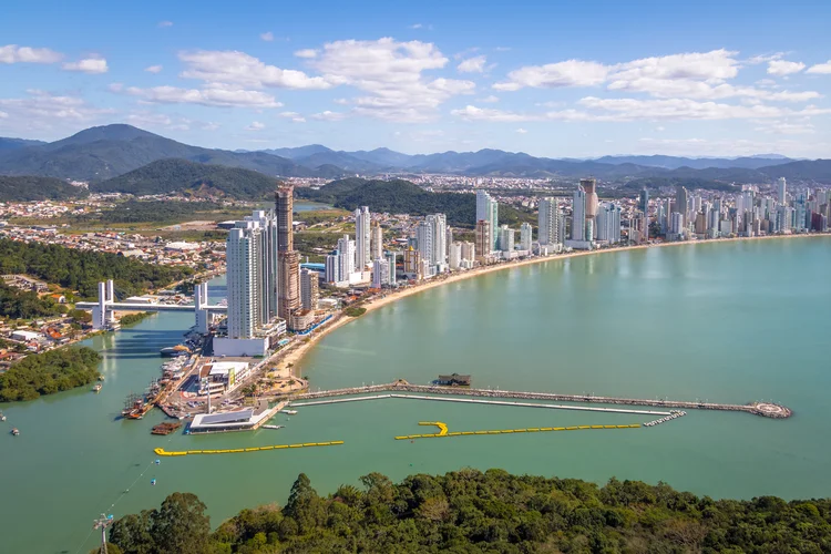 Balneário Camboriú: pacote para a cidade com passagens aéreas e hospedagem sai por 461 reais (Diego Grandi/iStockphoto)