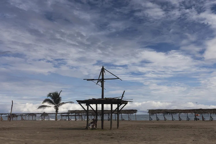 Praia de La Guaira, na Venezuela, vazia: localizado nas proximidades da capital Caracas, balneário já foi muito popular (Adriana Loureiro Fernandez/Bloomberg/Getty Images)