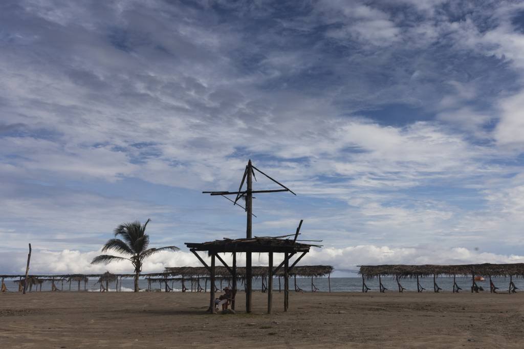 Agonizando na crise, praias caribenhas da Venezuela estão desertas e sujas