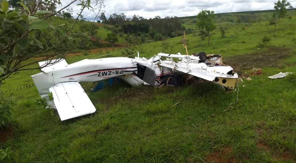 Cinco pessoas morrem em queda de avião em Patos de Minas, em MG
