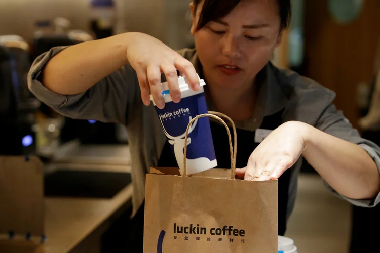 Luckin Coffee: empresa tem 2.370 lojas na China (Jason Lee/Reuters)