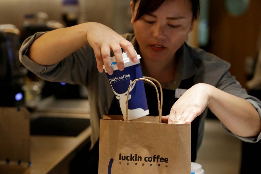 Luckin: a cafeteria que desafia a Starbucks no promissor mercado chinês