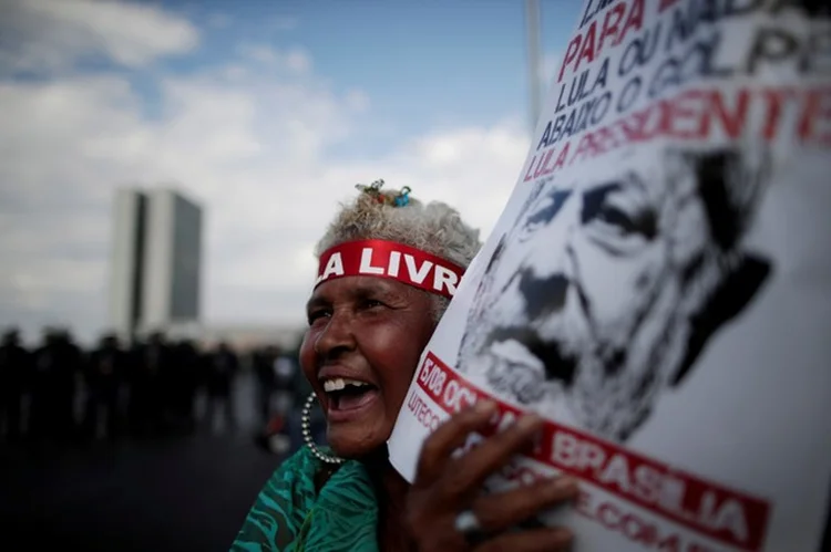 Eleitora de Lula em Brasília: Hoje, petista vai prestar depoimento à juíza Gabriela Hardt no processo do sítio de Atibaia (Ueslei Marcelino/Reuters)