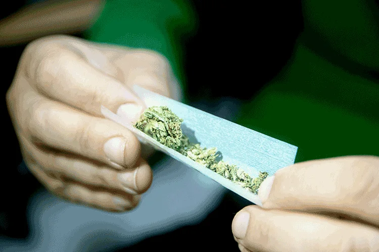 Cigarro de maconha: Canadá, Uruguai e África do Sul são alguns dos poucos países que têm mercados desenvolvidos e legais (Reprodução/Getty Images)