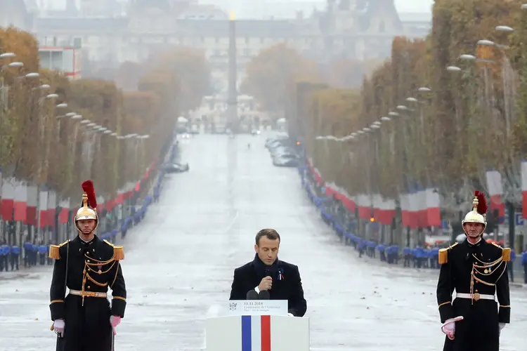Macron em Paris: Diante de 60 líderes globais, Macron mirou Donald Trump ao afirmar que o nacionalismo é o oposto do patriotismo